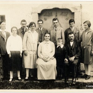 Fröhliche Bauernfamilie, festlich gekleidet