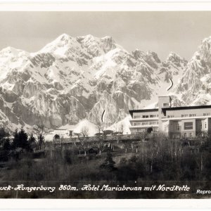 Innsbruck-Hungerburg. Hotel Mariabrunn mit Nordkette