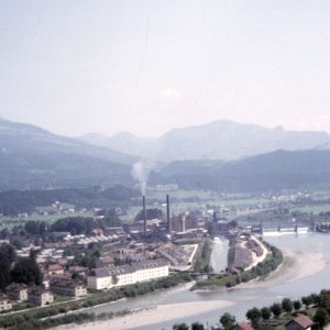 Blick auf die Papierfabrik in Hallein im Jahr 1964