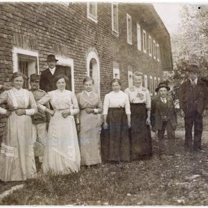 größere Bauernfamilie vor ihrem Hof