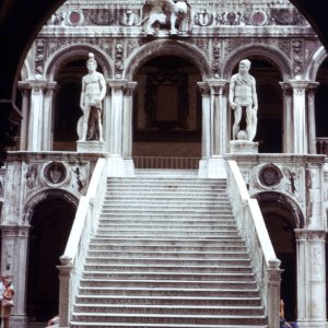 Scala dei Giganti mit Skulpturen von Mars und Neptun