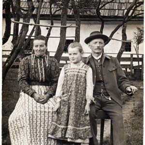 Porträt Großeltern mit Enkelin
