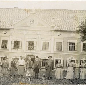 Porträt vor Bauernhof des Alois Stöckl Hochbruck, Aschbach-Markt