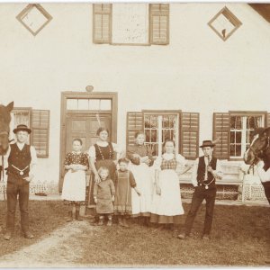 Porträt einer Bauernfamilie in Tracht