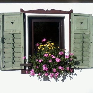 Almbauernhaus Fenster mit Jalousie
