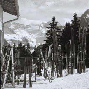 Schi vor Hütte