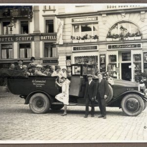 Reisegruppe in Auto vor Hotel Schiff