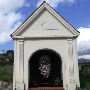 Kapelle mit Blumenschmuck in Oberaich
