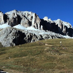 Sass Pordoi vom Pordoipass aus fotografiert