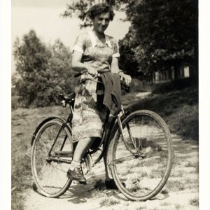 Dame mit Fahrrad