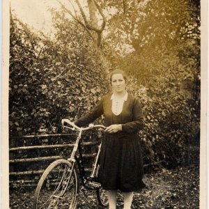 Dame mit Fahrrad