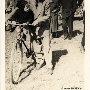 Vater und Kind mit Fahrrad