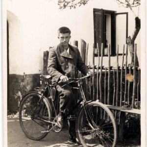 Junger Mann mit Fahrrad