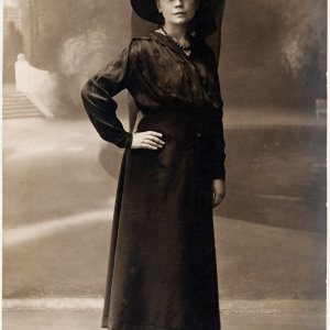 Damenportrait mit Hutschleier