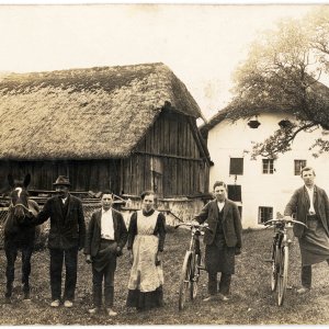 Familienporträt mit Fahrrad