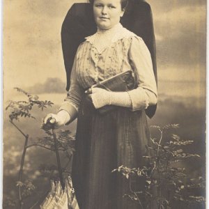 Damenportrait mit Seidenkopftuch Atelier Pechan, Urfahr
