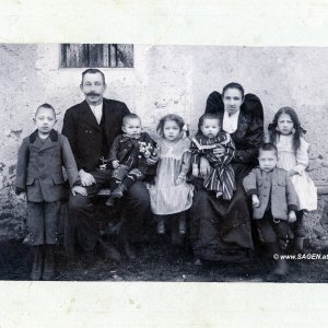 Familienfoto in Tracht um 1920