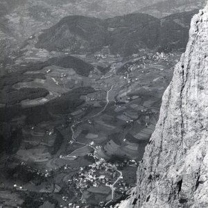 Südtiroler Bergwelt - Blick vom Schlern auf Seis und Kastelruth