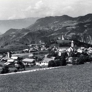 Südtiroler Bergwelt - Völs am Schlern gegen das Rittner Plateau 1956
