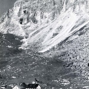 Südtiroler Bergwelt - Sellajochhaus mit Grohmannspitze