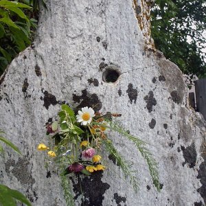 Grenzstein mit Loch in Miesenbach/Stmk