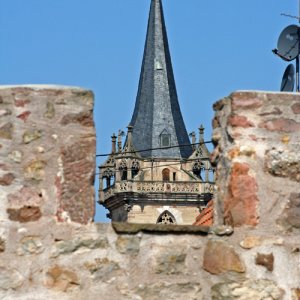 Stadtmauer mit Blick auf den Kapellturm