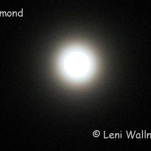 Vollmond am verschleierten Himmel