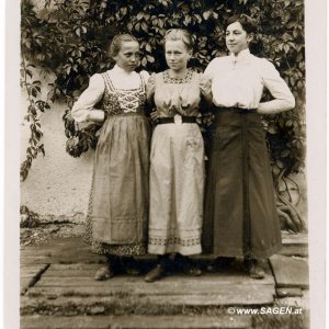 Drei Mädchen in Tracht, Oberösterreich