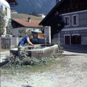 Thaur, 1960er-Jahre, Wäsche am Brunnen