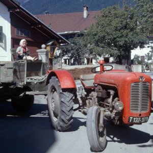 Thaur, 1960er-Jahre, Traktor mit Kutsche