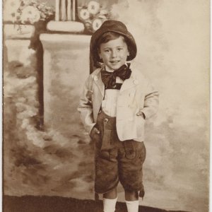 Knabenportrait in Tracht im Fotoatelier