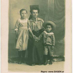 Porträt einer Mutter mit zwei Kindern