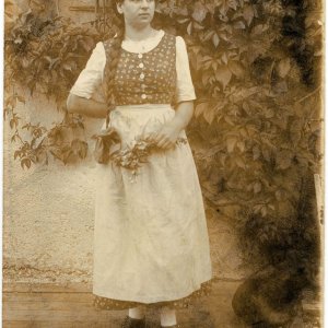 Porträt einer jungen Frau in Hinterstoder 1914