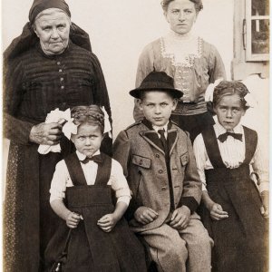 Ausdrucksstarkes Porträt in Tracht von Josef Angerhofer, Hinterstoder