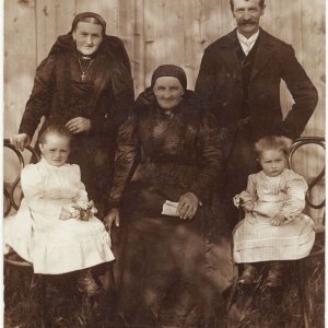 Familienporträt Tracht Oberösterreich