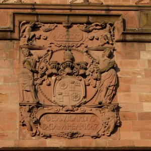 Wappen in der Wappenmauer von Schloss Johannisburg