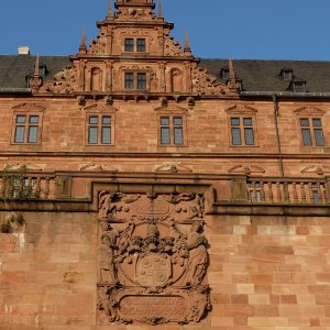 Die Wappenmauer des Schlosses Johannisburg mit dem Wappen Schweikard von Kr