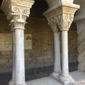 Säulen im romanischen Kreuzgang in Vaison-la -romaine