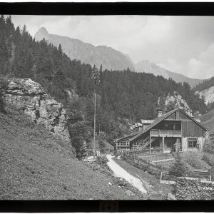 Alpengasthaus Schwabenbartl in der Fölz mit Mitteralmturm, Hochschwabgebiet