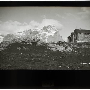 Hofpürglhütte, Dachstein-Gebirge, im Hintergrund der Torstein