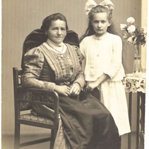 Dame und Mädchen in Oberösterreichischer Tracht