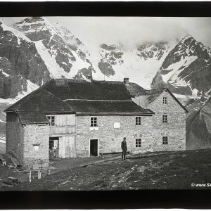 Schaubachhütte mit Ortler und Monte Zebru