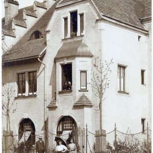 Familie vor Stadthaus