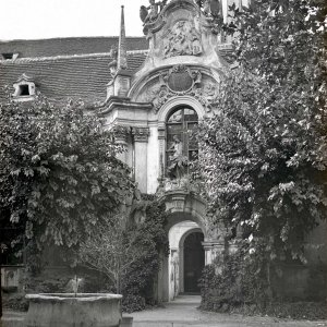 Portal der Stiftskirche Dürnstein mit Brunnen
