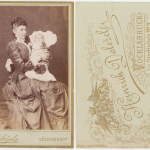 CdV Porträt Mutter und Kind, Atelier Heinrich Dolezel, Vöcklabruck