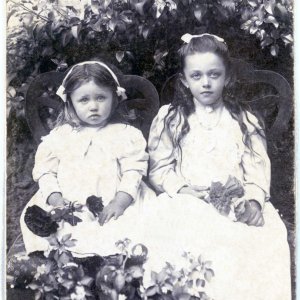 Zwei Mädchen im Garten um 1900