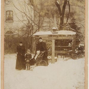 Kinderwagen im Schnee 1895