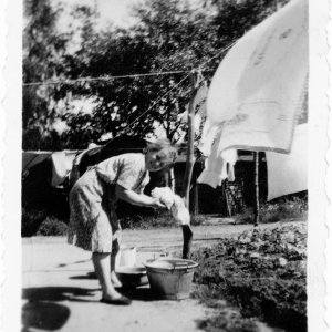 Wäsche aufhängen 1940er