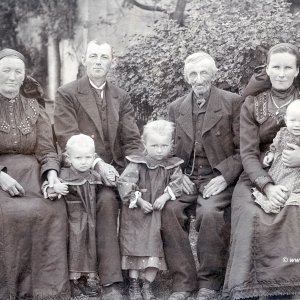 Familie in Tracht in Oberösterreich