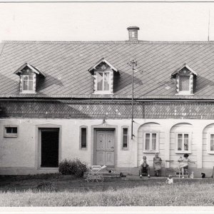 Porträt vor dem Haus